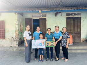 Hội Liên hiệp Phụ nữ xã Yên Sơn đã động viên và trao suất quà cho cháu Tăng Thế Nhật xóm Hoa Trường