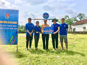 BCH Đoàn xã Yên Sơn trao sân chơi cho Trẻ