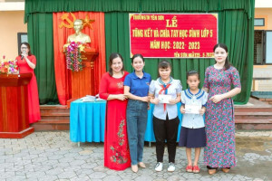 Ban chấp hành Đoàn xã Yên Sơn trao tặng quà cho học sinh đảm nhận và trẻ em  có hoàn cảnh khó khăn nhân dịp Tết thiếu nhi 1.6 năm 2023