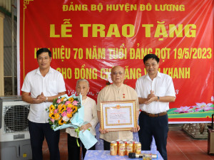 Trao Huy hiệu 70 năm tuổi Đảng đợt 19/5/2023 tại nhà cho Đồng chí Tăng Văn Khanh xóm Hương Quang